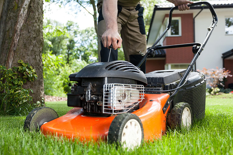 5 Tips for Managing Lawn Equipment Maintenance for Big Fleets DFW Lawn mowers